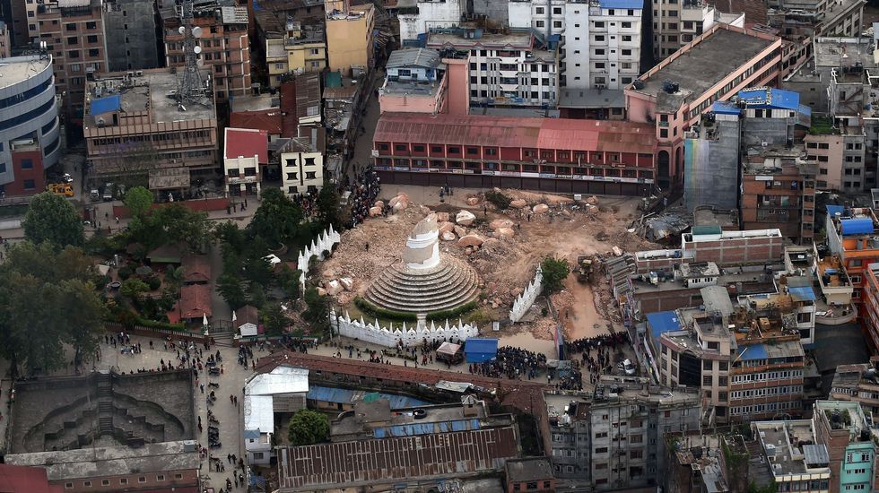 Un operario comprueba los daños en uno de los templos de la ciudad.