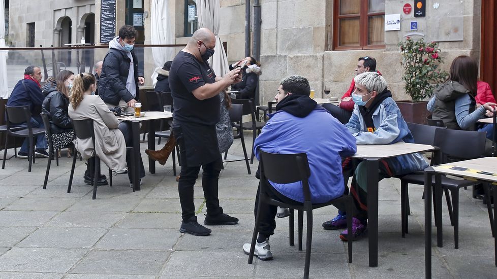 Terrazas llenas en la zona vieja de Pontevedra