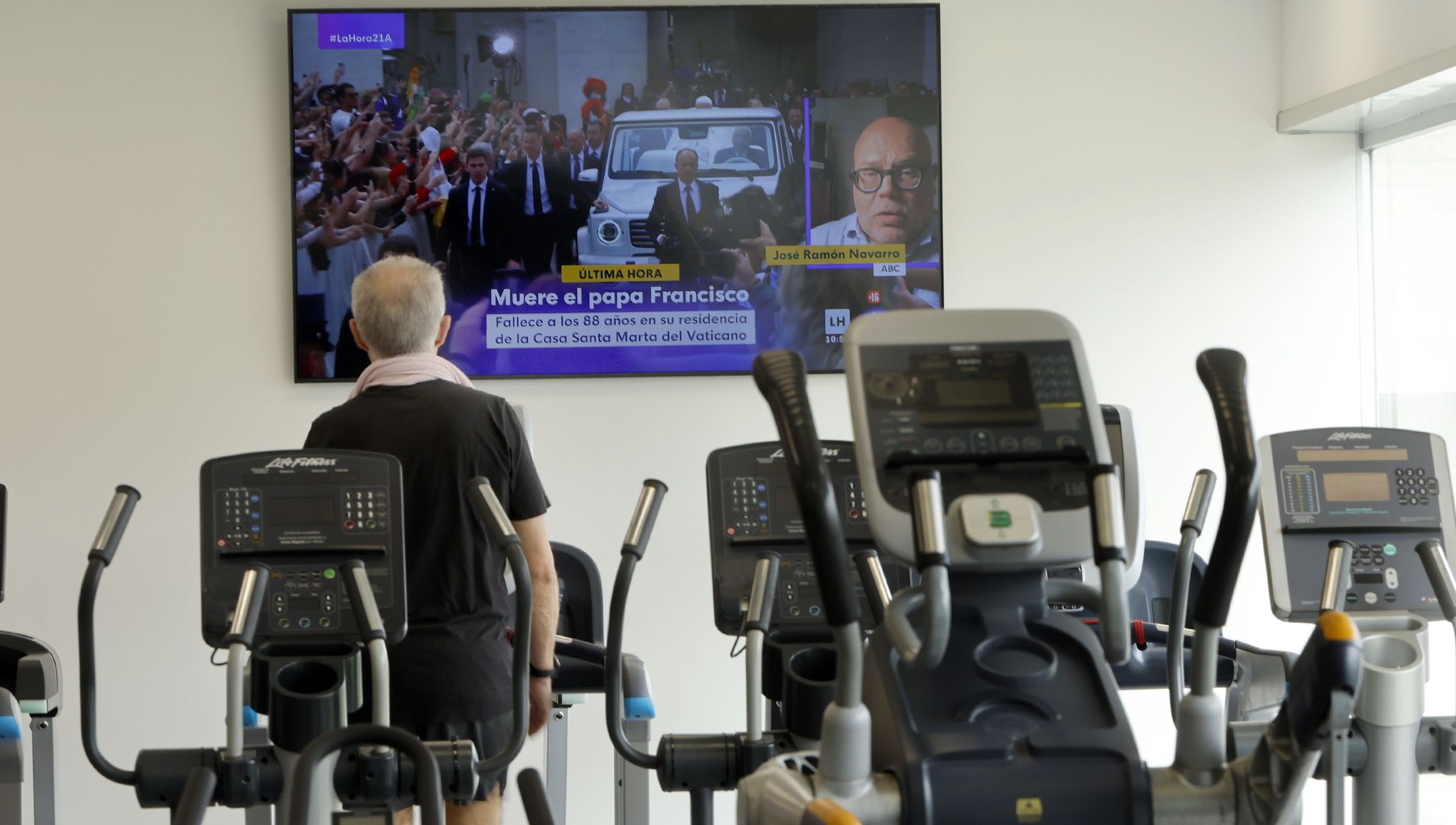 Un home entrase da morte do Papa no ximnasio. 21/04/2025