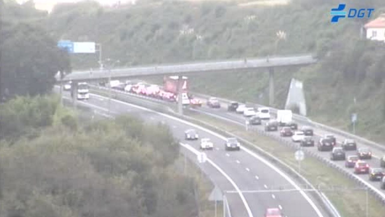 Caravana en el kilómetro 12,9 de la AP-9