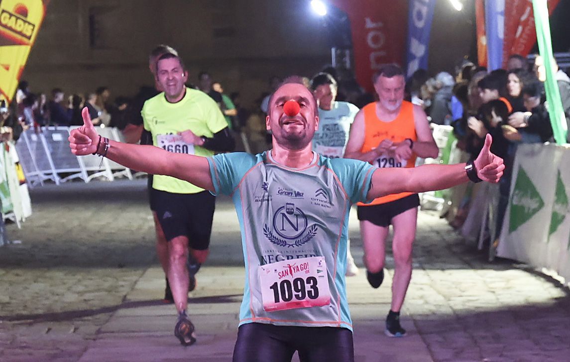 Chegada a praza do Obradoiro de participantes na carreira nocturna Santiago 10K. 10/05/2025