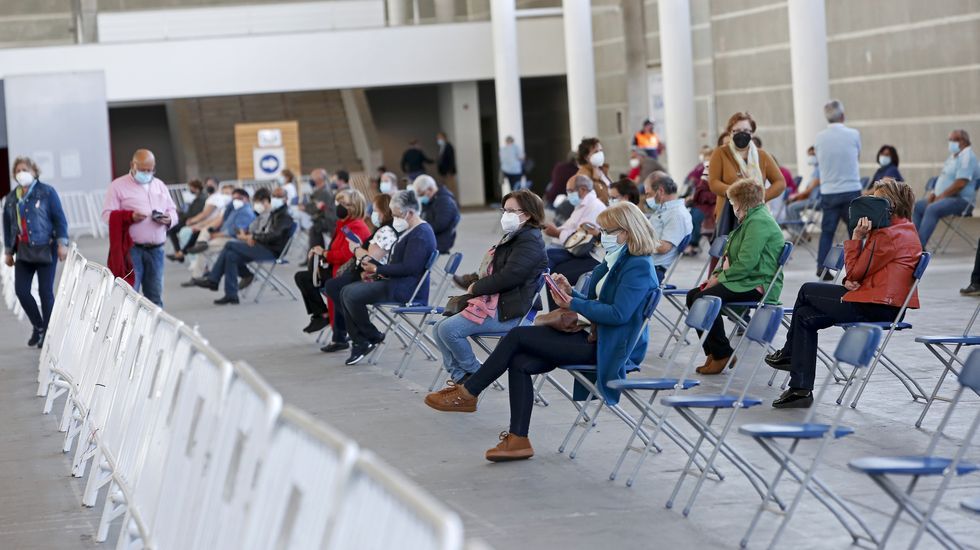Vacunación masiva contra el Covid-19 con AstraZeneca para personas de entre 60 y 65 años en el recinto ferial de Pontevedra