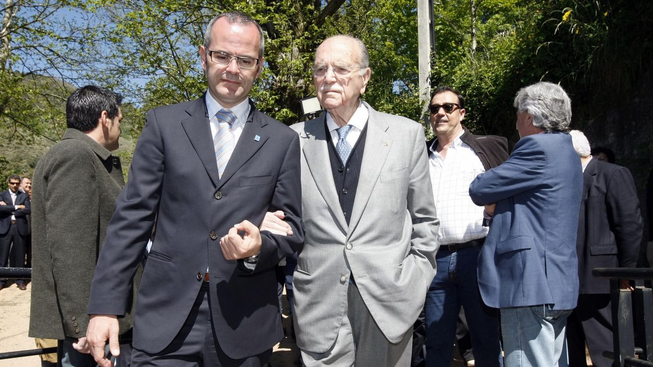 Emilio Pérez Touriño saluda, como presidente de la Xunta, a Fernández Albor