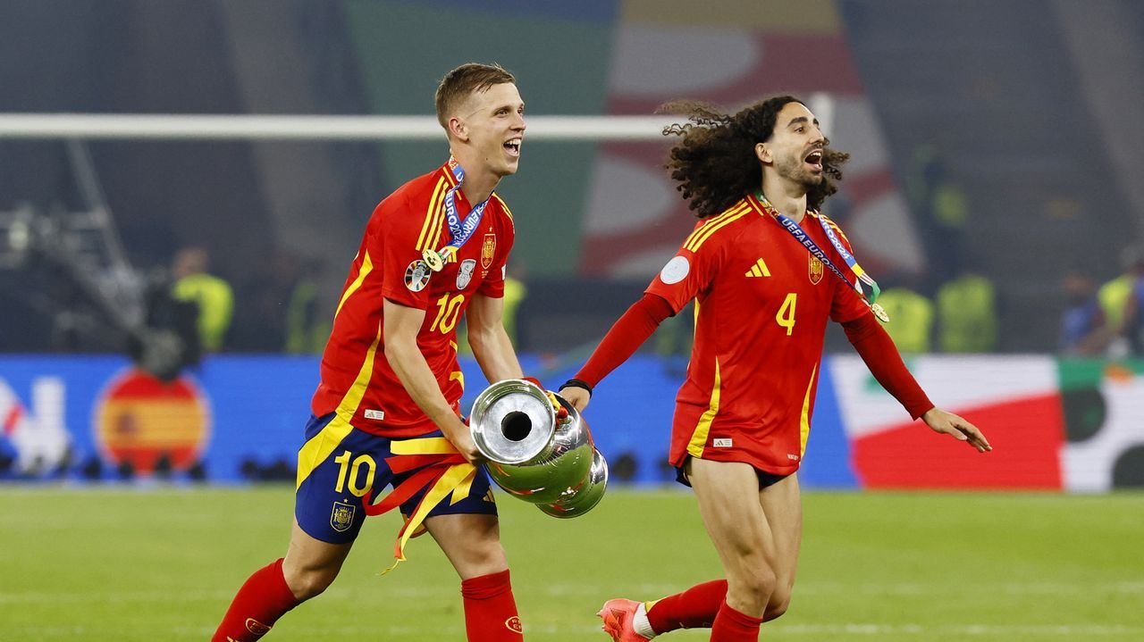 Espa�a se proclam� campeona de la Eurocopa 2024 en Alemania. En la imagen, el gallego Joselu levanta el t�tulo. 15/07/2024