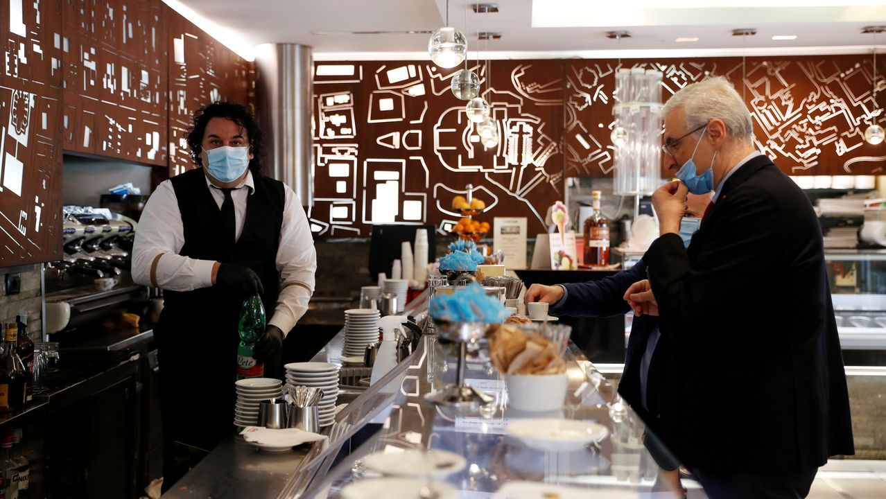 Un hombre toma un café en la Piazza Navona de Roma
