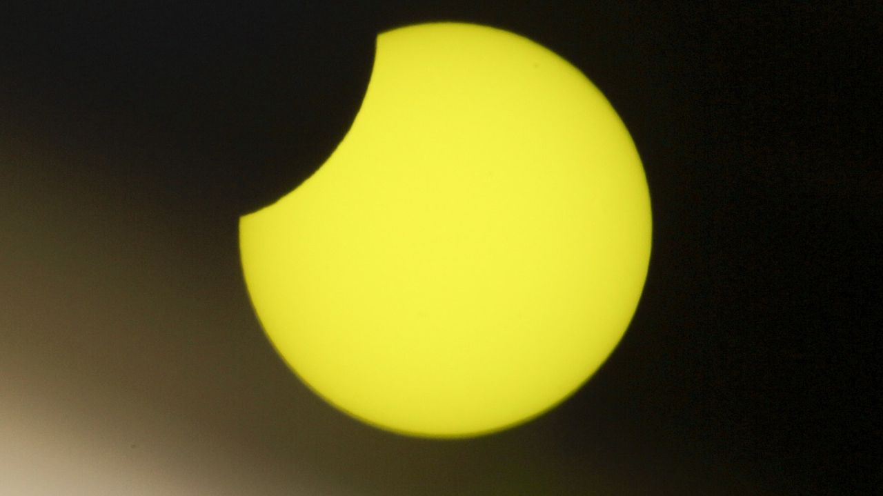 Imágenes del eclipse parcial desde Carballo