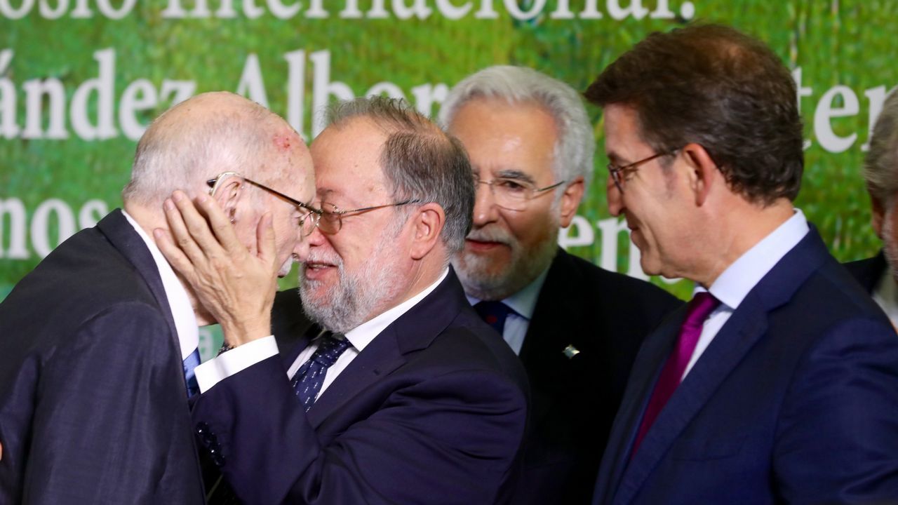 Emilio Pérez Touriño saluda, como presidente de la Xunta, a Fernández Albor