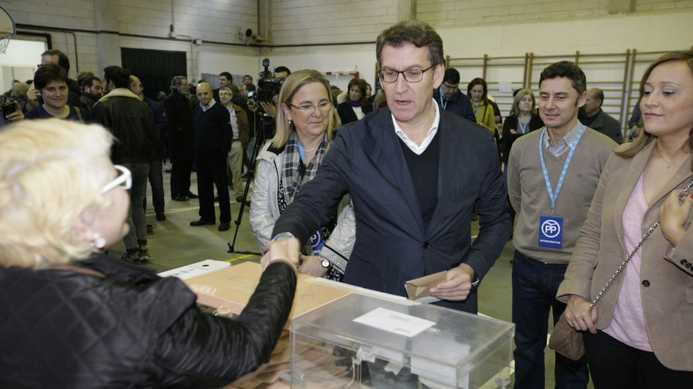 Alberto Núñez, presidente de la Xunta, vota en Vigo.