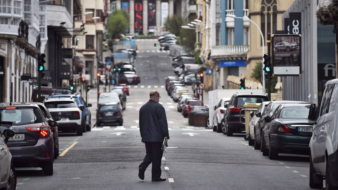 Con mascarilla por las calles casi vacías de A Coruña
