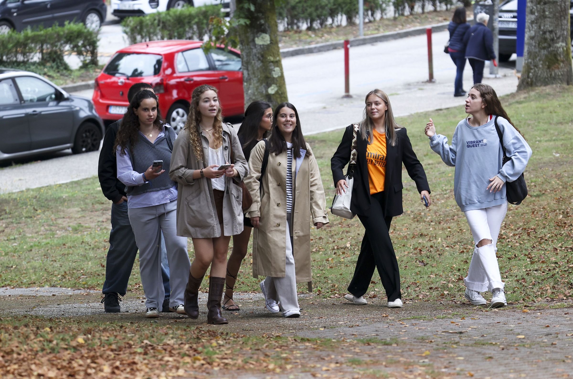 Rapazas polo campus universitario de Santiago no primeiro da de clases. 09/09/2024