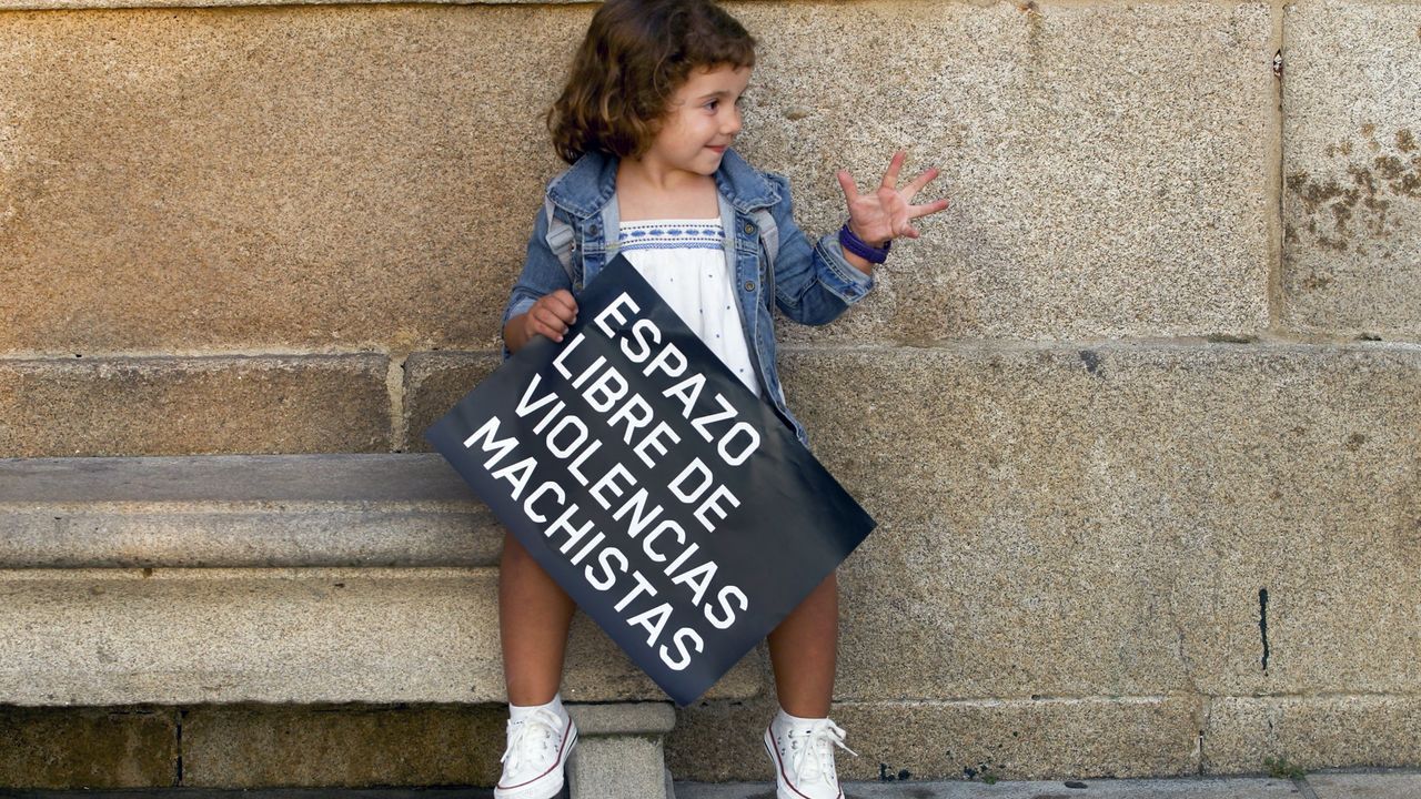 Una niña con un cartel contra la violencia machista en Cambados
