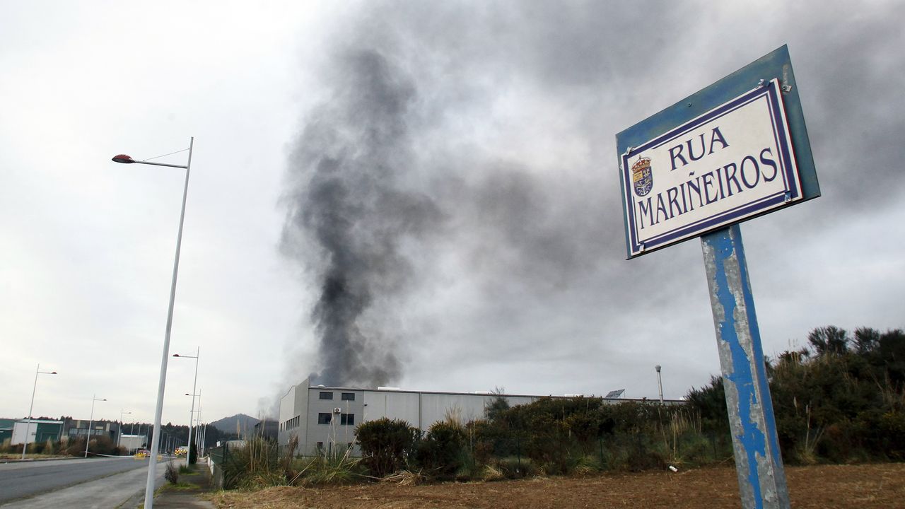 Así amaneció tras el incendio la fábrica de bolsas de papel de Narón