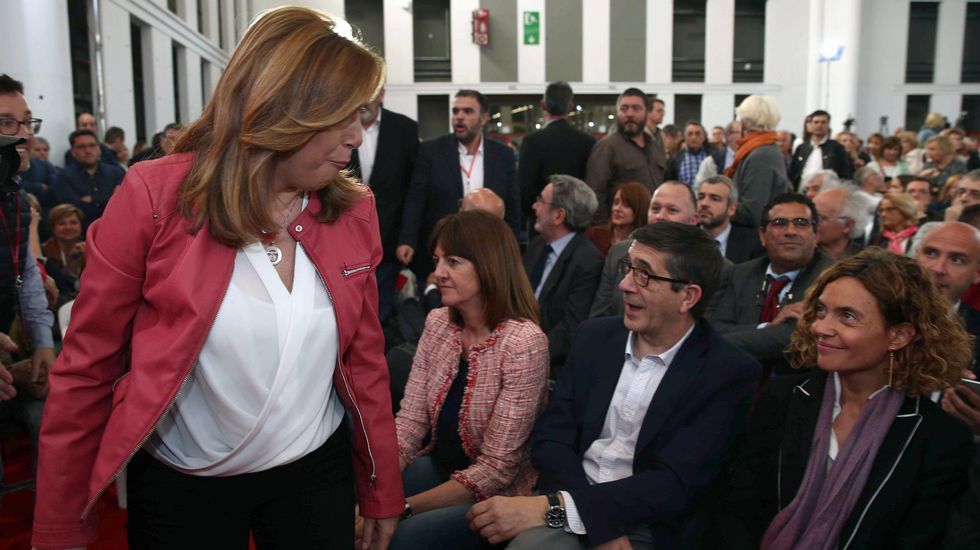 Mireia Chacón y Xavier Tápia, hermana y cuñado de Chacón, han cerrado el acto de homenaje del PSC a la socialista.