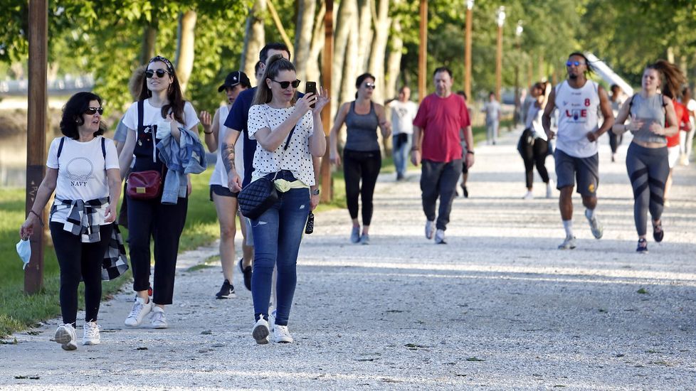 Miles de personas salen a pasear en Pontevedra en el segundo día de la desescalada