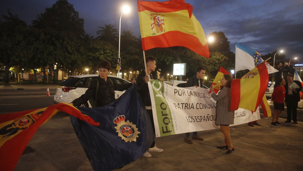 OBELISCO CONCENTRACION EN DEFENSA DE LA UNIDAD DE LA PATRIA COMUN DE TODOS LOS ESPAÑOLES LIBRES E IGUALES