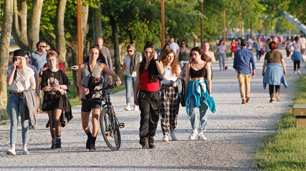 Miles de personas salen a pasear en Pontevedra en el segundo día de la desescalada