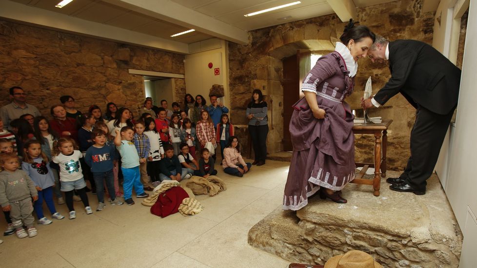 Alumnos de Mazaricos participan nunha visita teatralizada ás Torres do Allo cos Quinquilláns