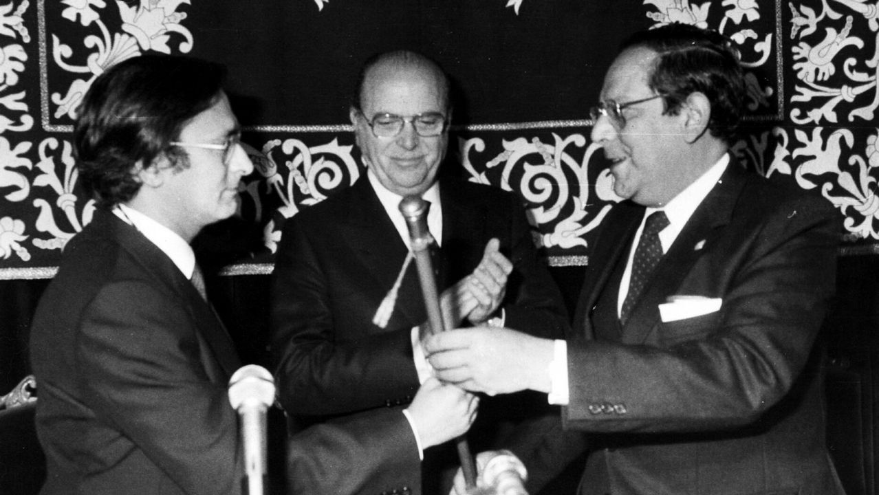 Carlos Pajares recibe el bastón de mando como nuevo rector de la Universidad de Santiago de manos de Suárez Núñez, su antecesor, y el presidente de la Xunta de Galicia Fernández Albor.