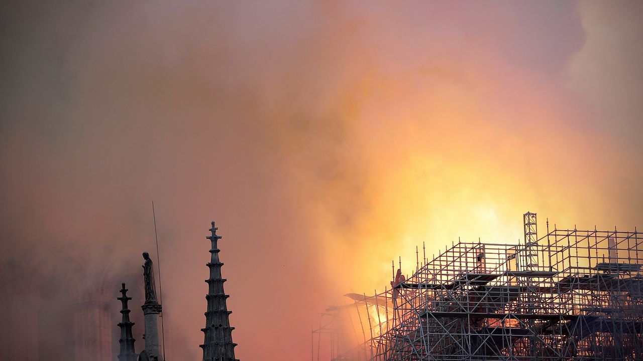 Unos bomberos dentro de la Catedral de Notre Dame