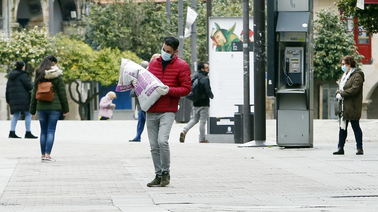 Uso de mascarillas por las calles de Pontevedra