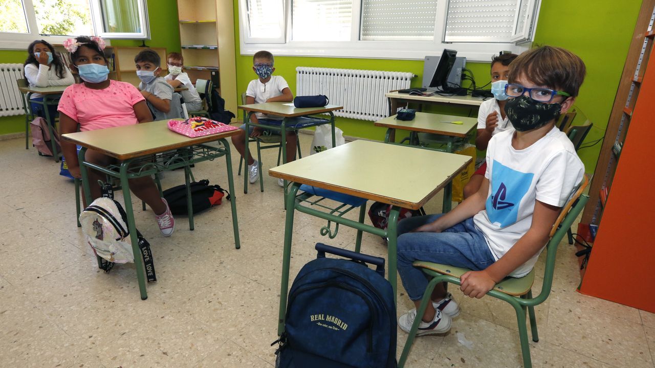 Pancarta de protesta contra la situación organizativa en los colegios en un centro de Arousa