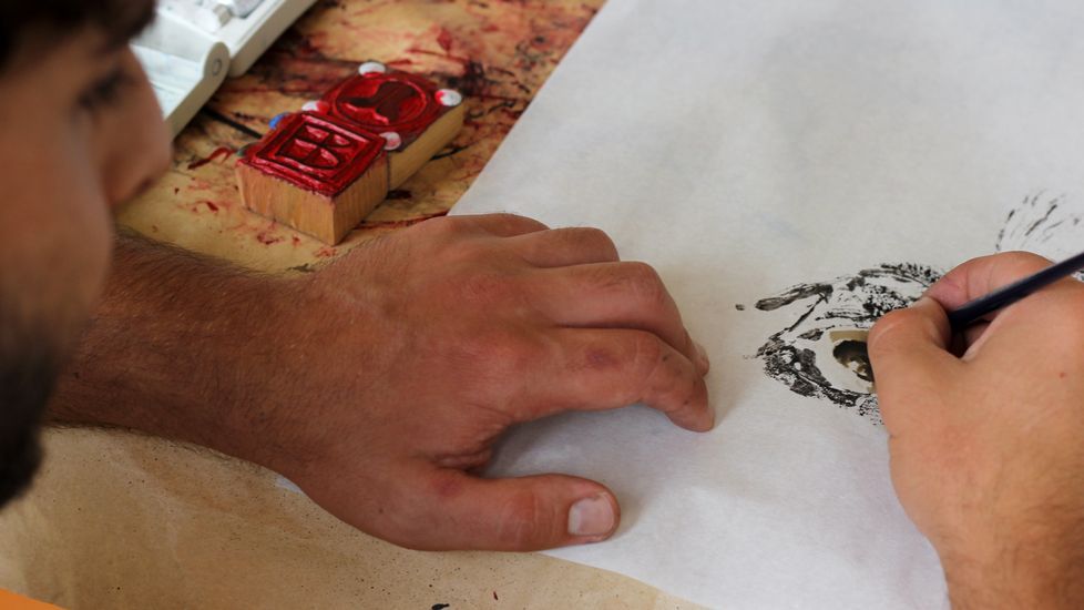 peixes de tinta.Esteban Bernárdez pinta los ojos de la castañeta con acuarela