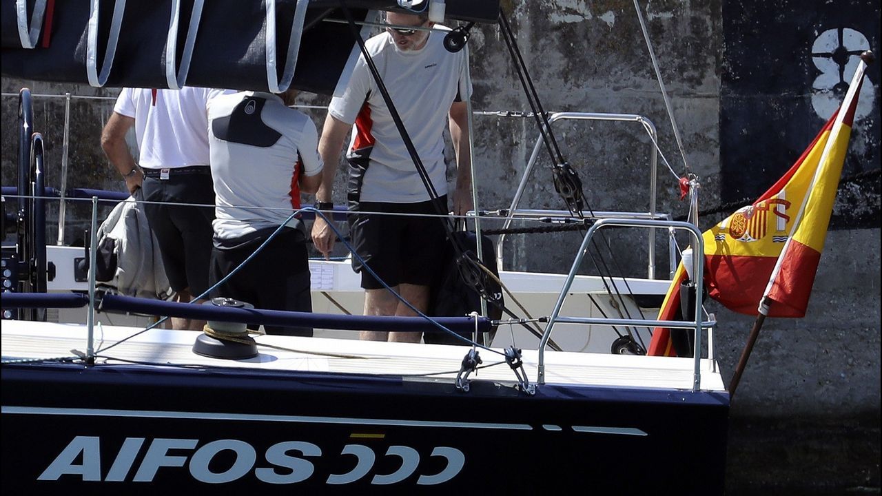 El rey Felipe, que estará al mando del Aifos 500, de la clase ClubSwan 50, llega al puerto acompañado del almirante Jaime Rodríguez Toubes