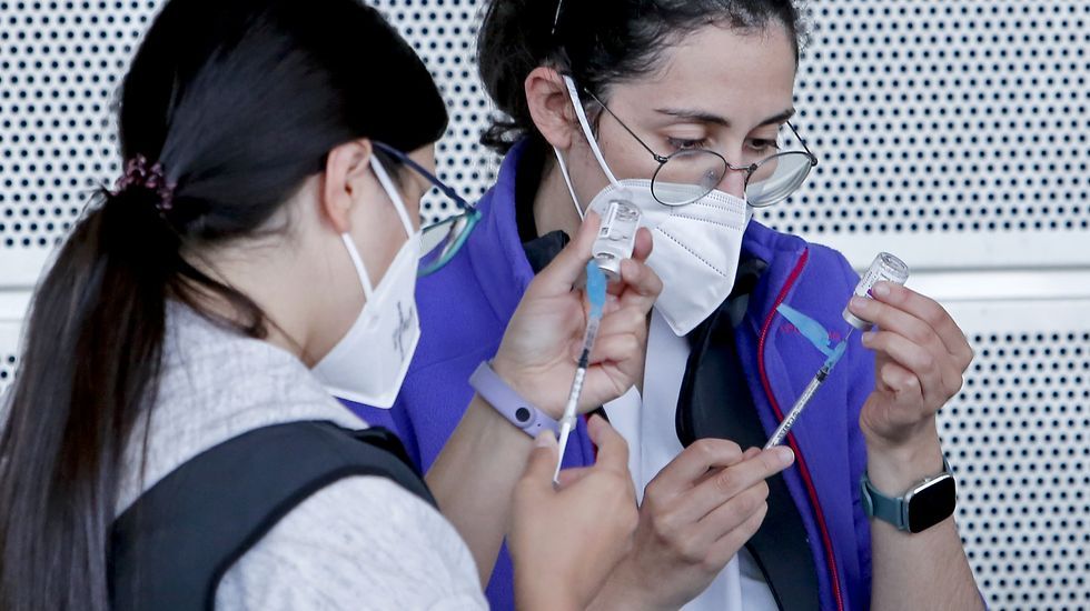 Vacunación masiva contra el Covid-19 con AstraZeneca para personas entre 60 y 65 años en el recinto ferial de Pontevedra