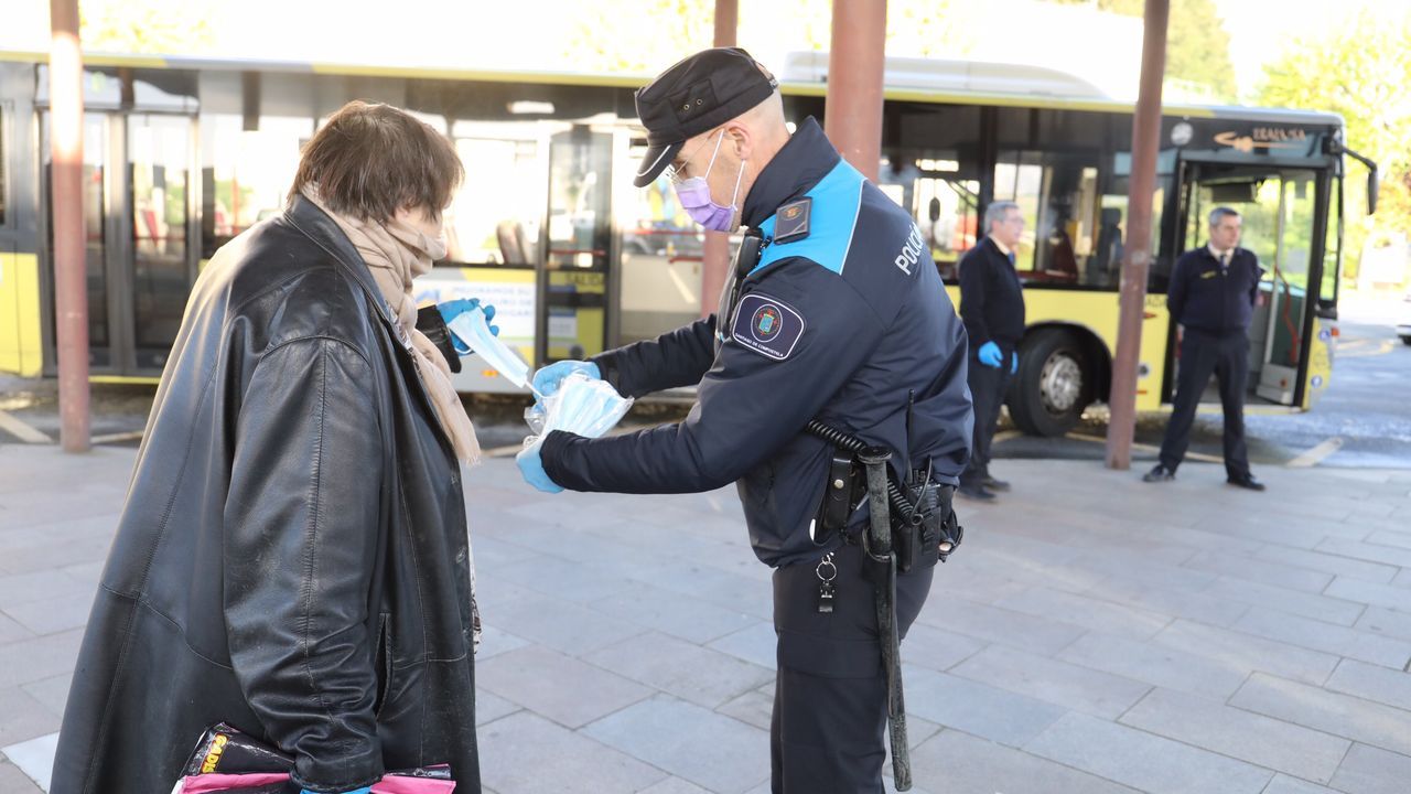 Reparto de mascarillas en la estación de autobuses de Santiago