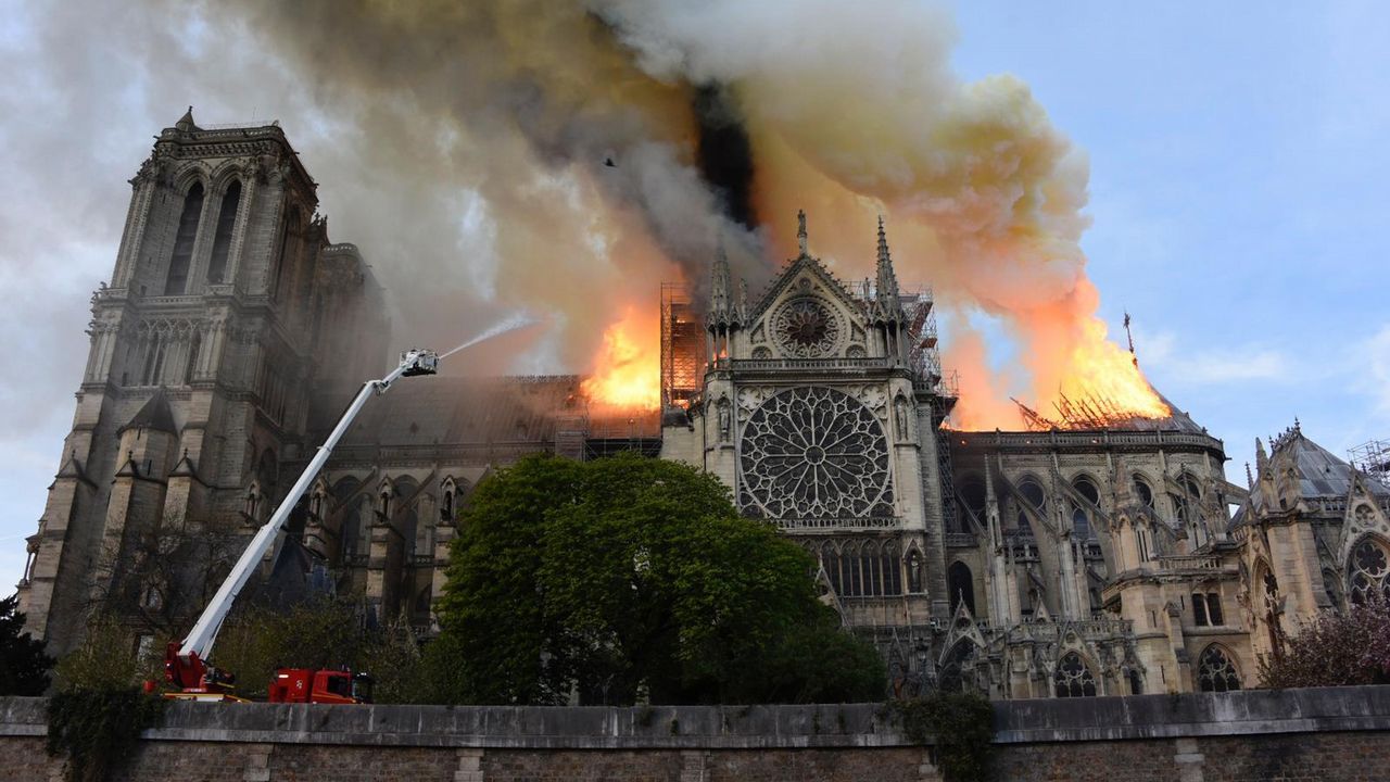 Unos bomberos dentro de la Catedral de Notre Dame