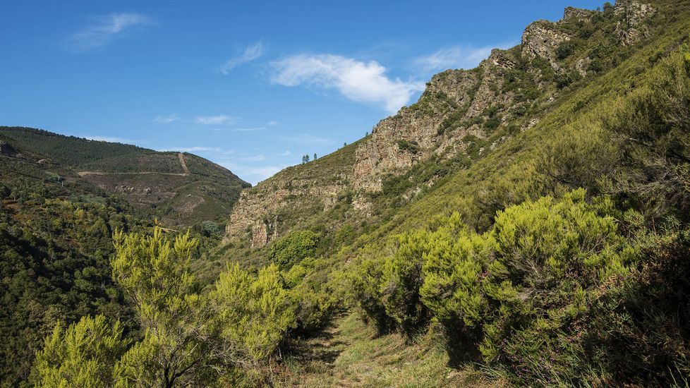 Un tramo del camino al pie de la charnela, el punto de máxima curvatura del plegamiento