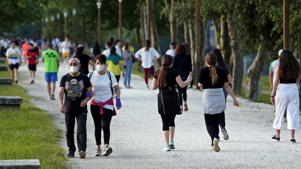 Miles de personas salen a pasear en Pontevedra en el segundo día de la desescalada