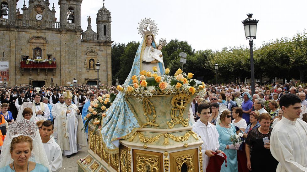 Multitudinaria procesión de Os Milagros en el santuario de Monte Medo en Baños de Molgas