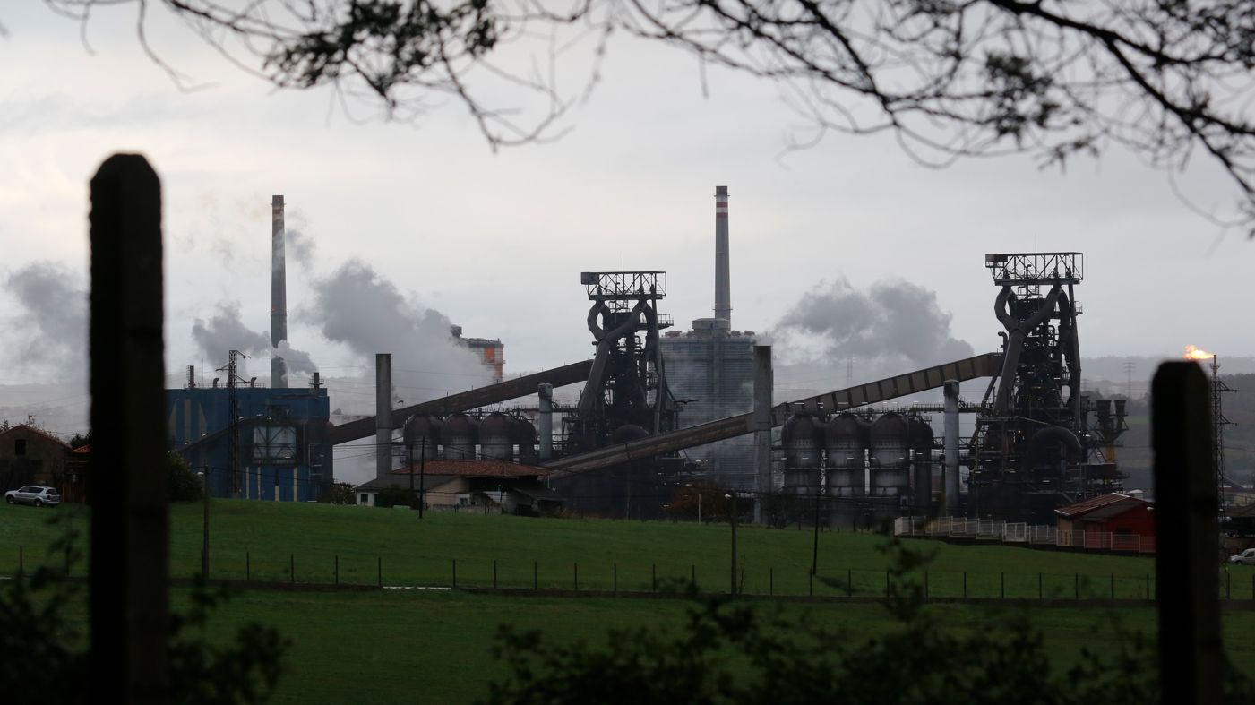 Vista de la f�brica de acero de ArcelorMittal en Gij�n