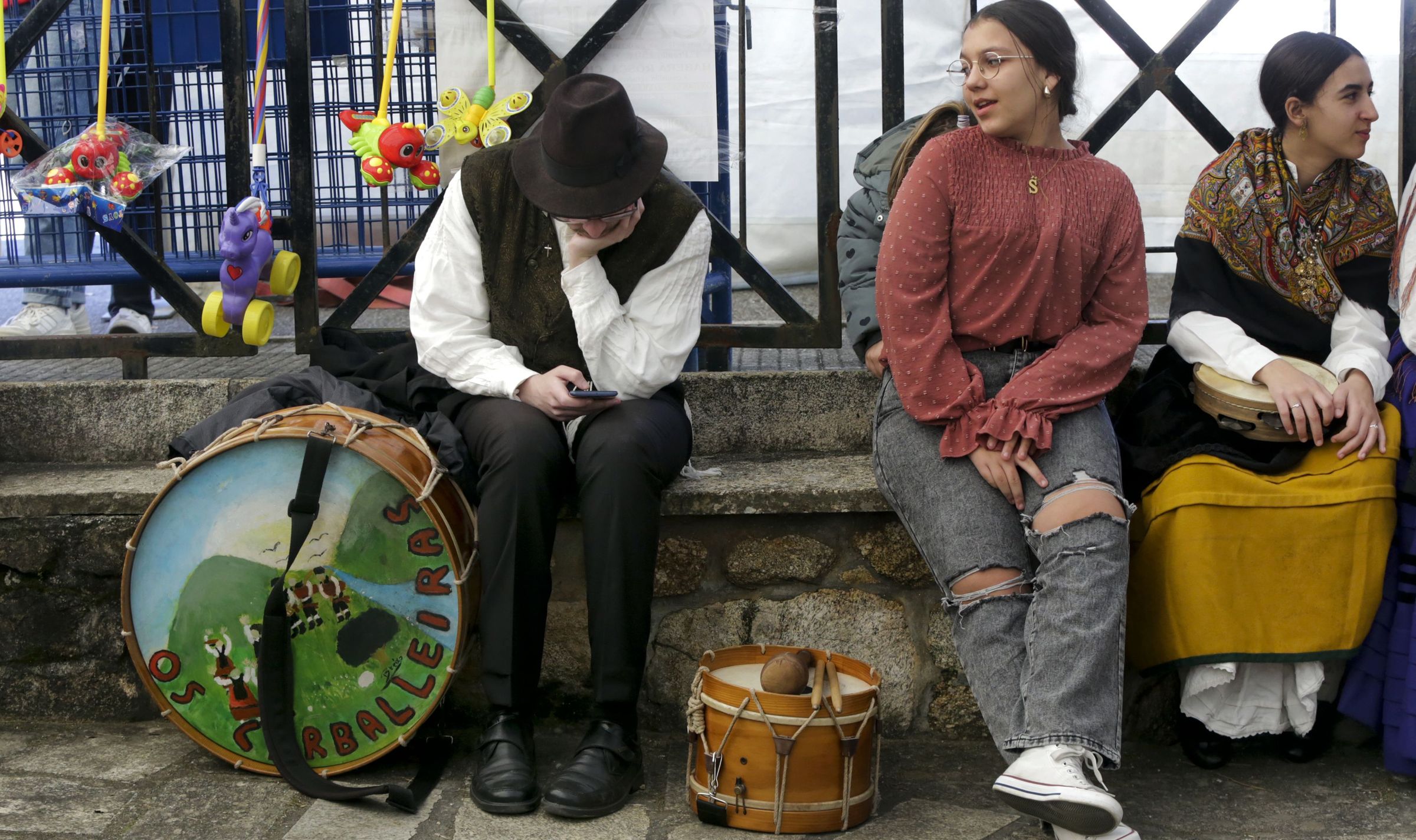 Un gaiteiro co seu m�bil agarda a s�a quenda na festa de san Ant�n da Modia. 18/01/2025
