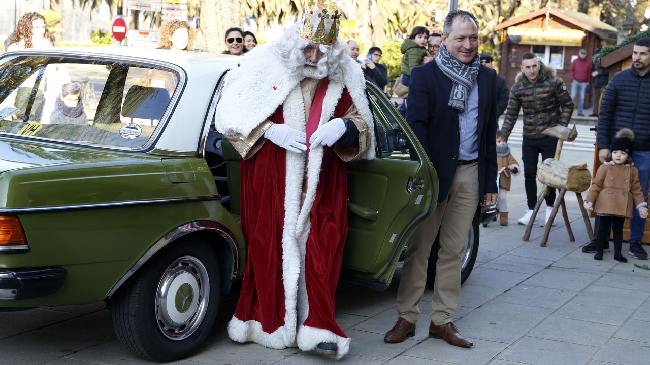 Eduardo posando con la guardia pretoriana que ha logrado que los Reyes cumplan su sueño después de una década pidiendo un ordenador