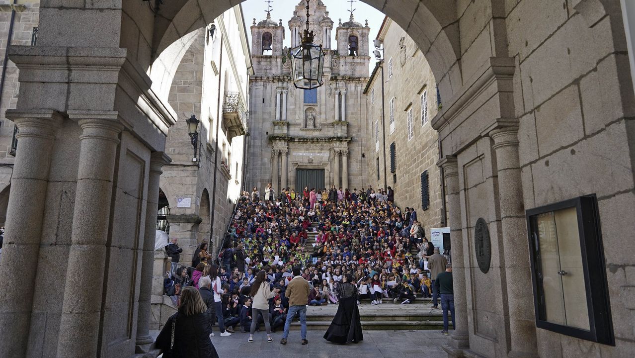 Dá da Poesía en Ourense con casi 400 alumnos en la Praza Maior y las escalinatas de Santa María Nai
