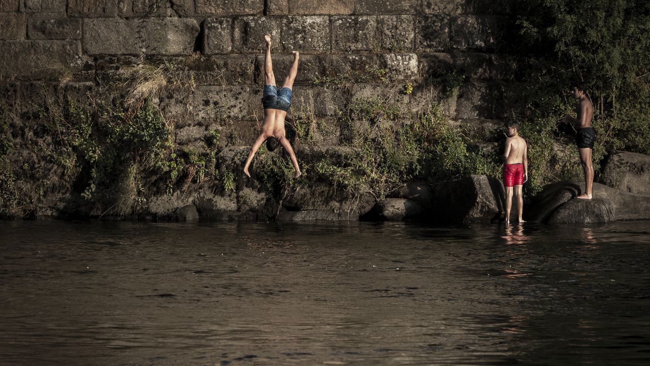 Ola de calor en Ourense.Los ourensanos buscaron los rios para refrescarse.