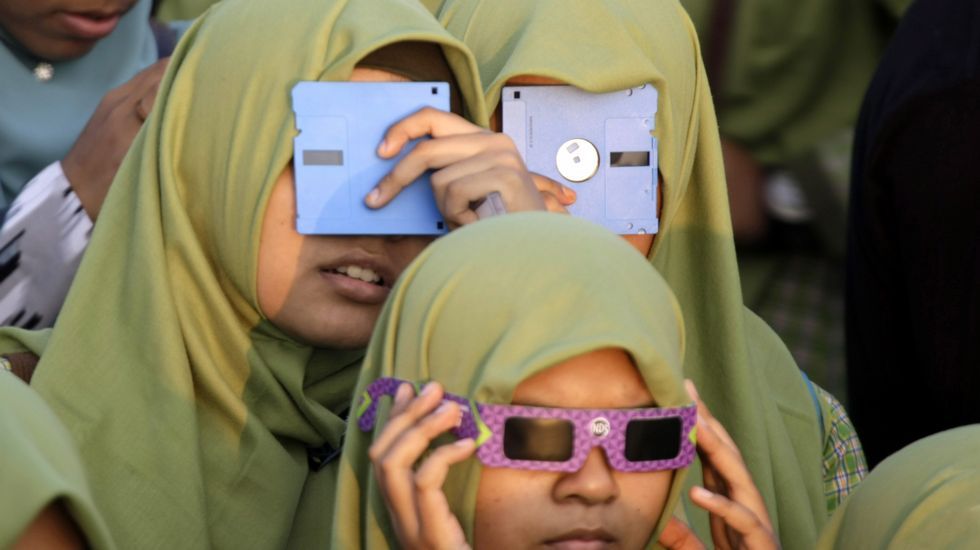 Un niño ve el eclipse desde Yakarta, Indonesia.