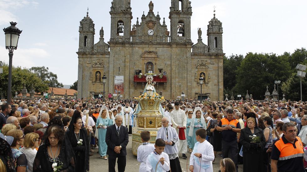 Multitudinaria procesión de Os Milagros en el santuario de Monte Medo en Baños de Molgas