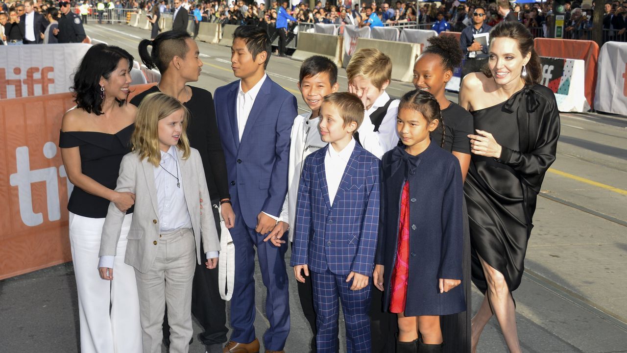.Angelina Jolie junto a sus seis hijos y dos amigos de estos.