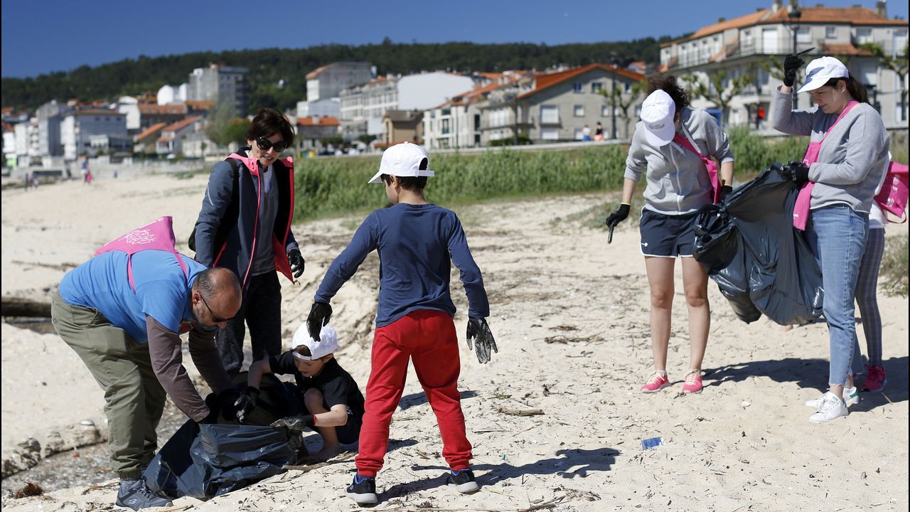 Limpieza multitudinaria de alumnos del Centro Británico que también se realizará en otros cinco arenales del norte de España EN LA PLAYA DE COROSO
