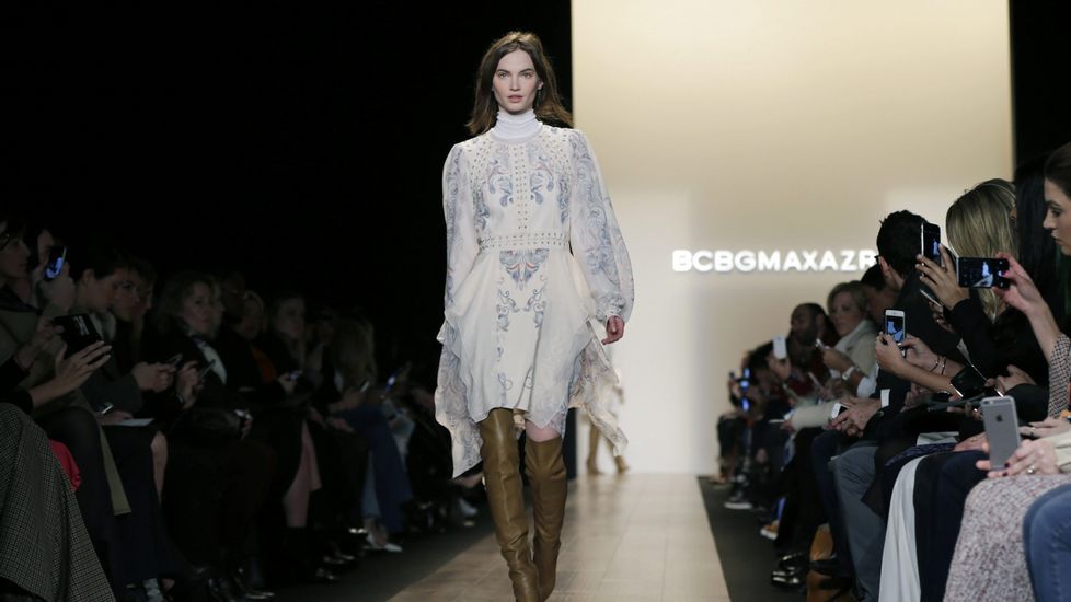 SEMANA DE LA MODA DE NUEVA YORK .Una modelo presenta diseños de la marca BCBG Max Azria.