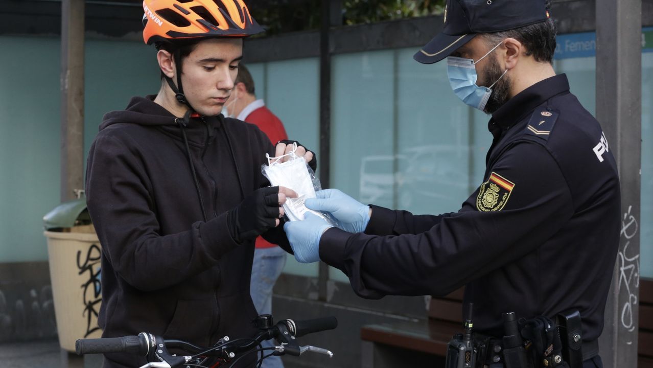 En A Coruña, como en otras ciudades, las Fuerzas y Cuerpos de seguridad estuvieron repartiendo mascarillas en el transporte público