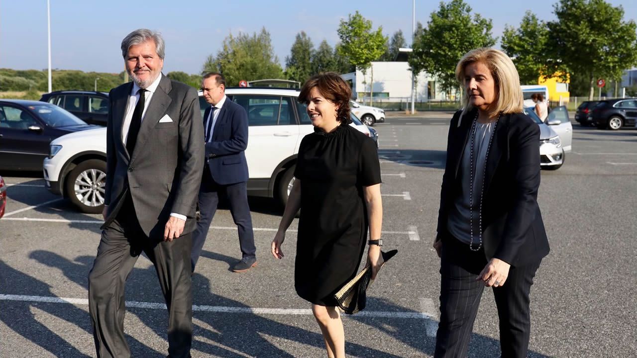 Íñigo Méndez de Vigo, Soraya Sáenz de Santamaría y Fátima Báñez llegando al tanatorio de Boisaca, en Santiago.