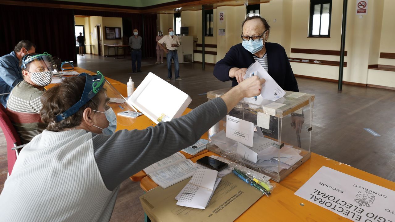 En A Mariña, algunos votaron hasta disfrazados