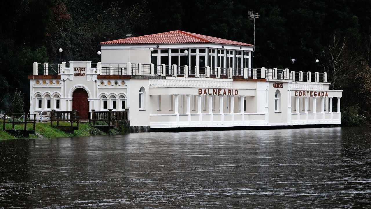 ASÍ HA CASTIGADO EL TEMPORAL A OURENSE.Río Miño en el balneario de Cortegada