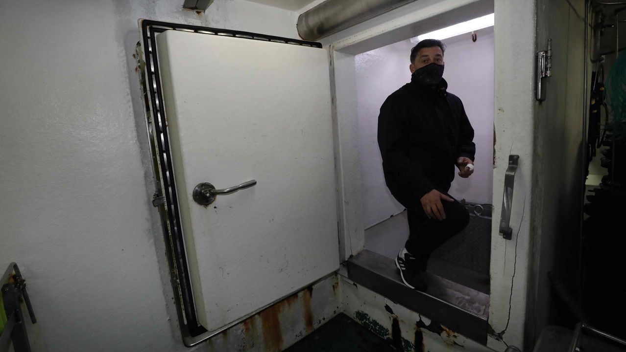 El ascensor que conduce a las neveras alivia el trabajo de los tripulantes