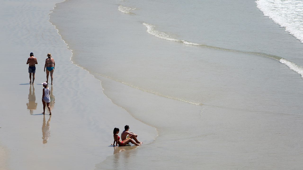 Bañistas en la playa de A Lanzada