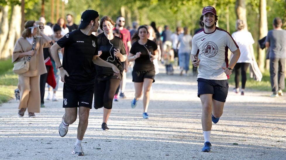 Miles de personas salen a pasear en Pontevedra en el segundo día de la desescalada